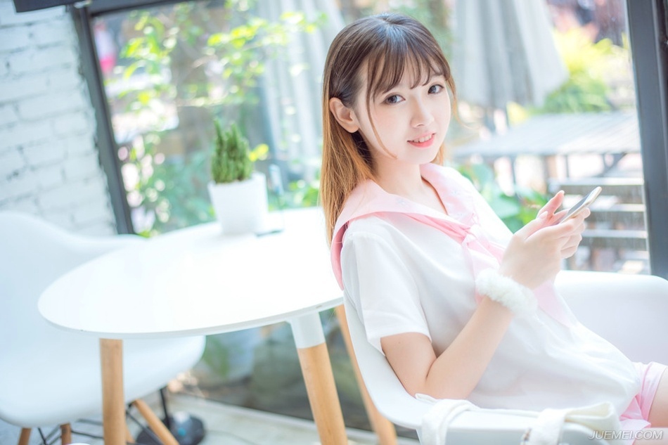 关中强军，早已闻名天下，哪怕严颜自信，也不会以同等兵力去与魏延打，这一次直接点兵八千出战，也是为了挫动魏延锐气。